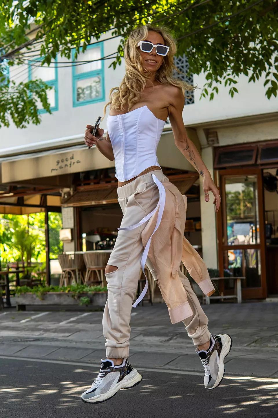 Beige pants with a button-up shirt - Image 12