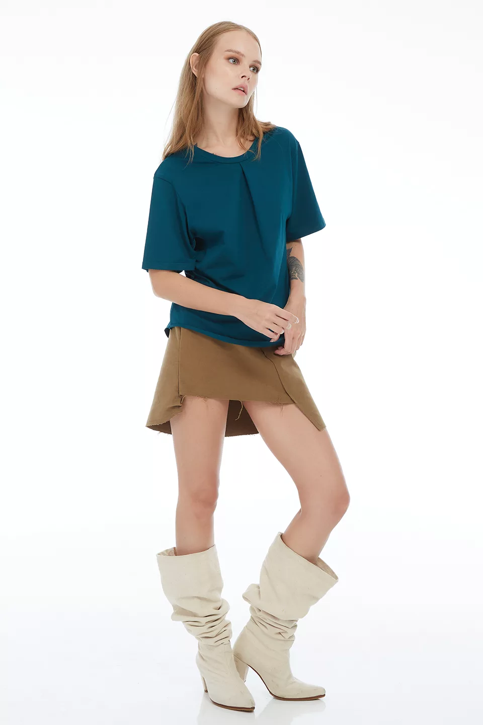 Oversize T-shirt with a front pleat - Image 6