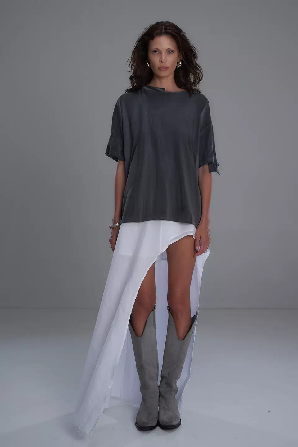 White skirt with a cutout - Image 7