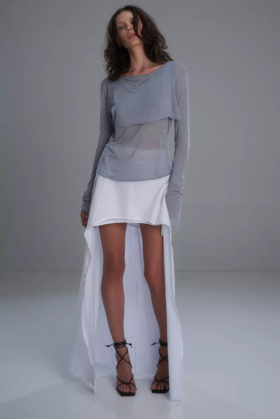 White skirt with a cutout - Image 2