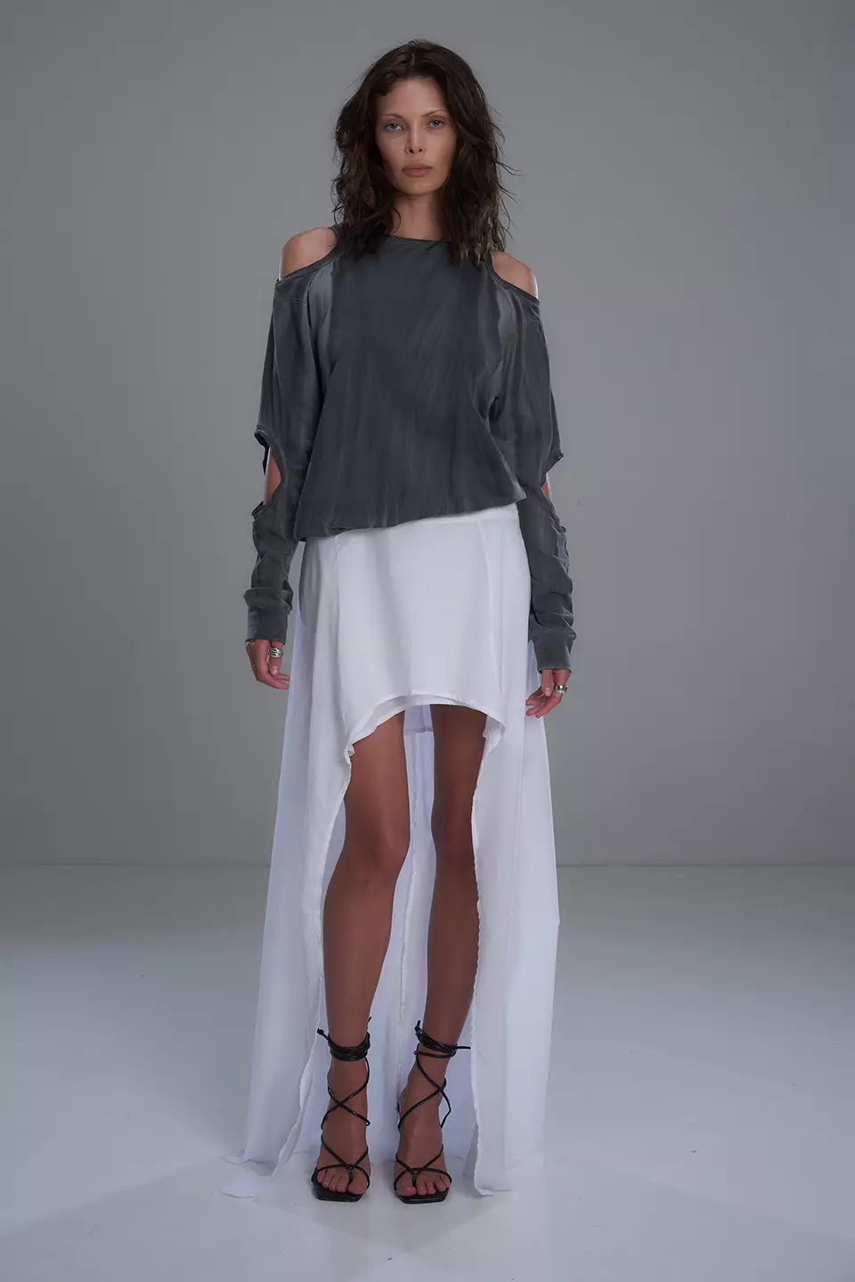 White skirt with a cutout - Image 4