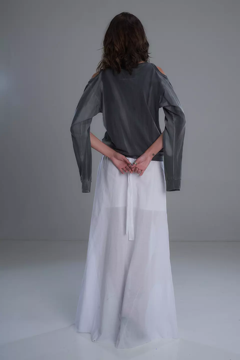White skirt with a cutout - Image 5