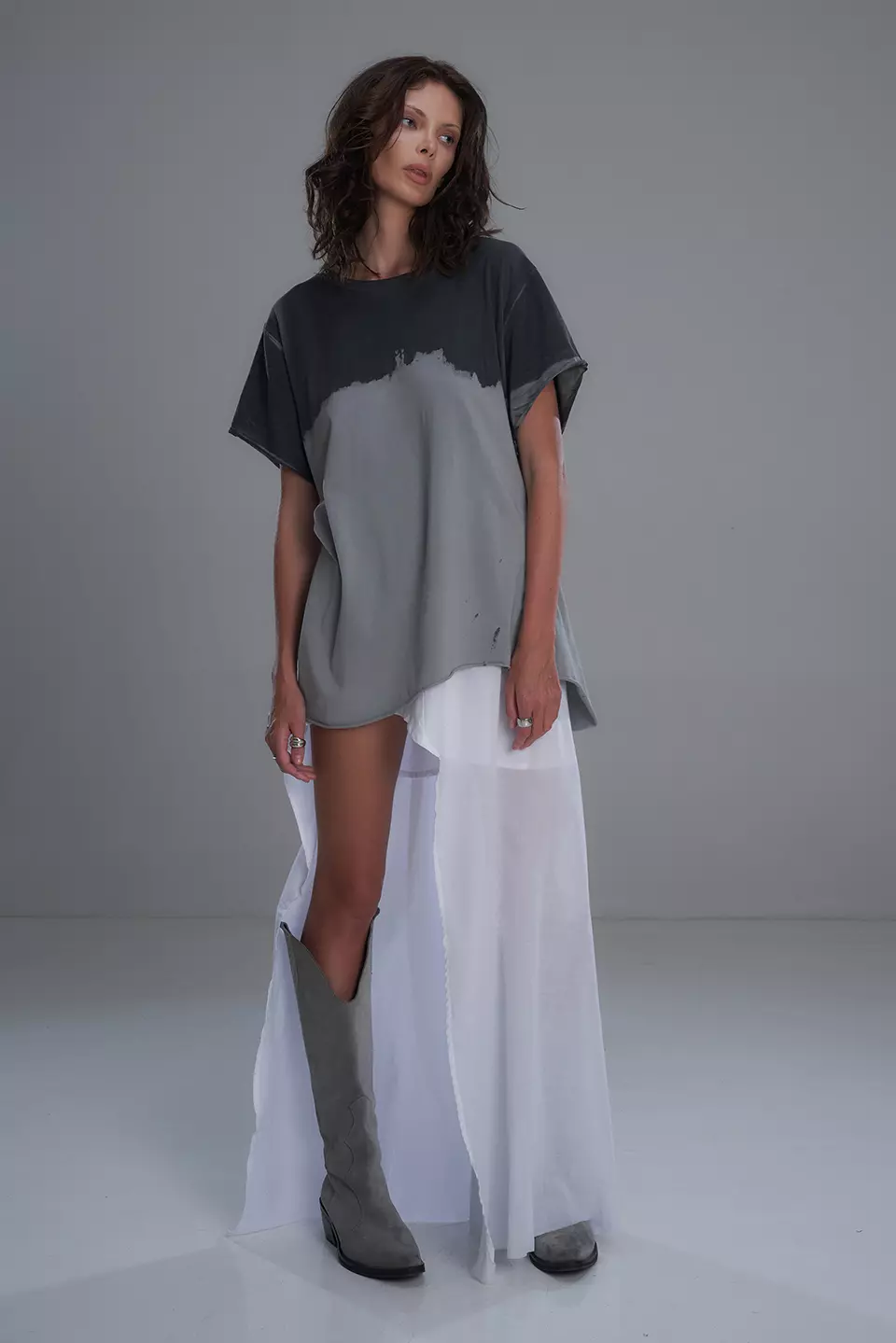 White skirt with a cutout - Image 3