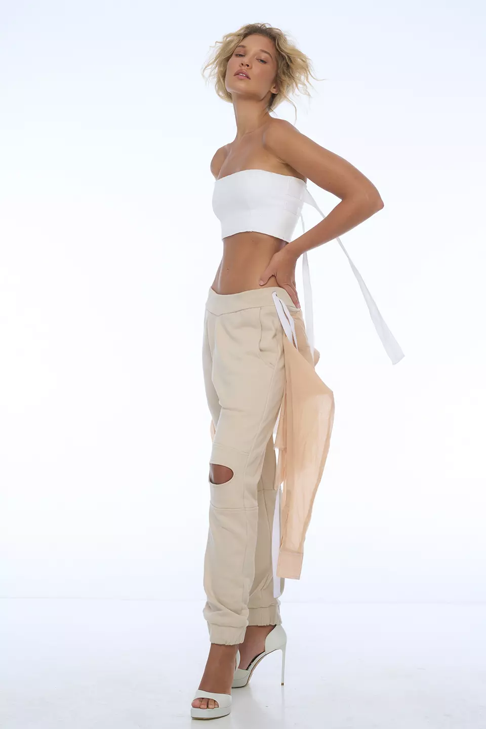 Beige pants with a button-up shirt - Image 9