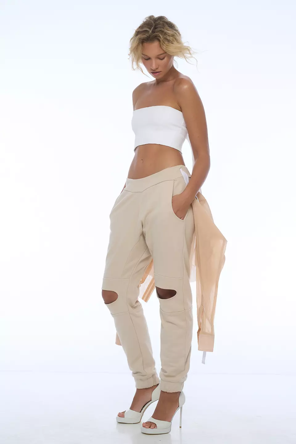 Beige pants with a button-up shirt - Image 2