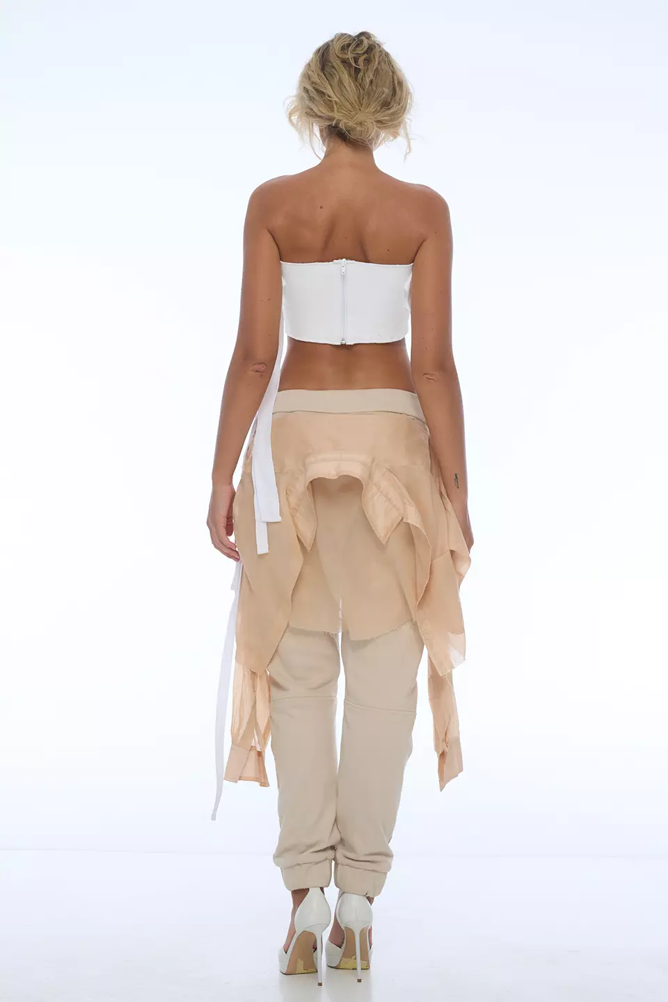 Beige pants with a button-up shirt - Image 5