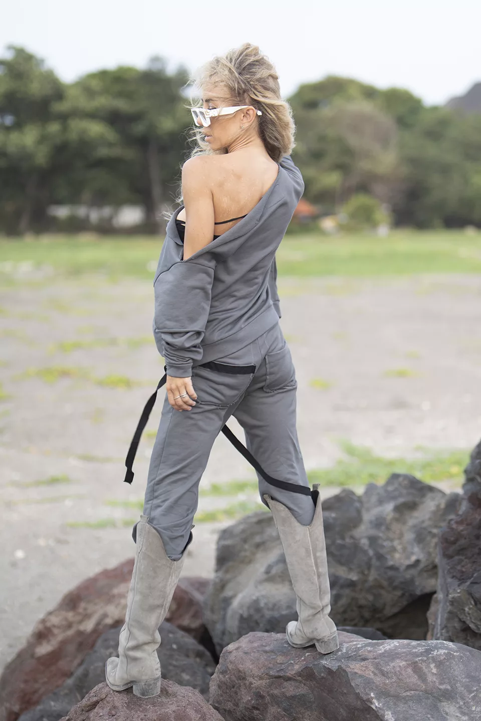 Sweater with open shoulder on a button - Image 4