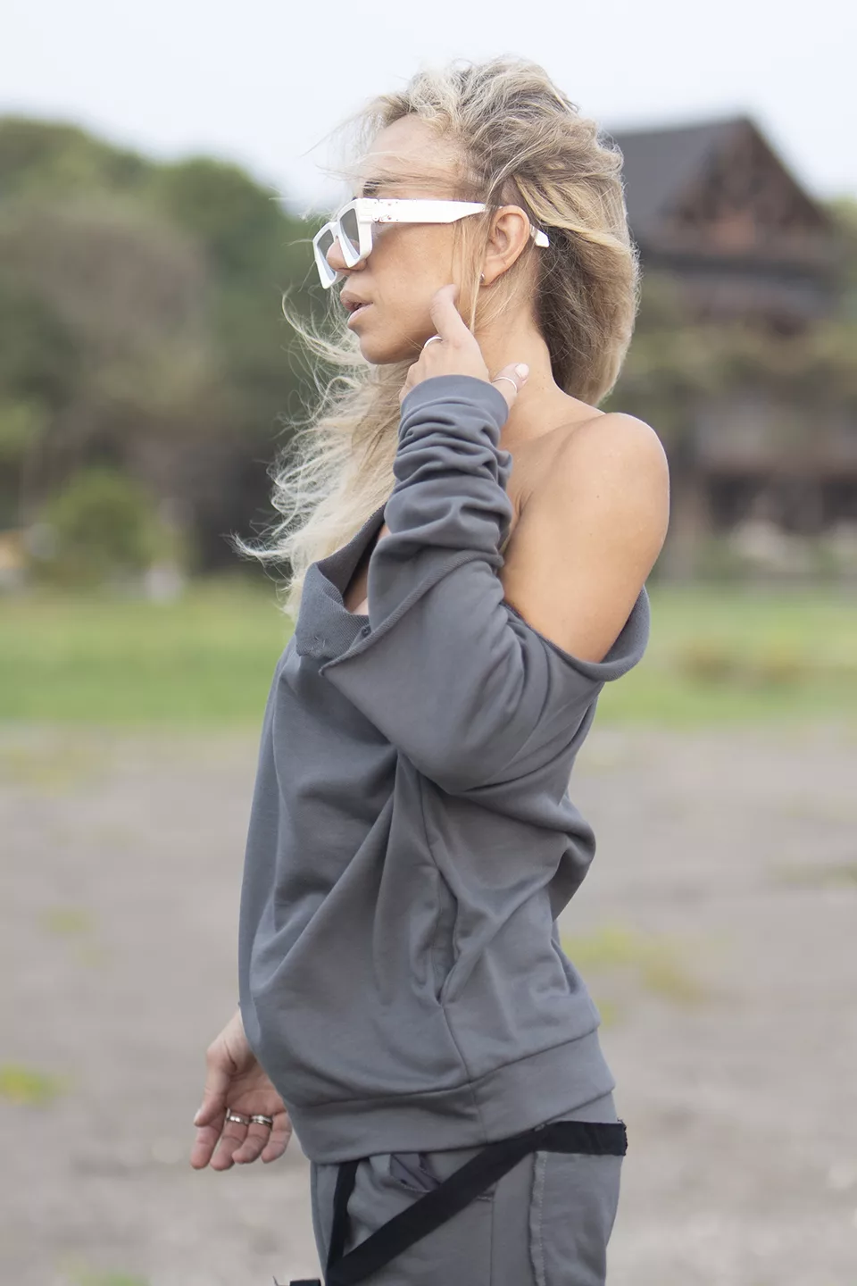 Sweater with open shoulder on a button - Image 12