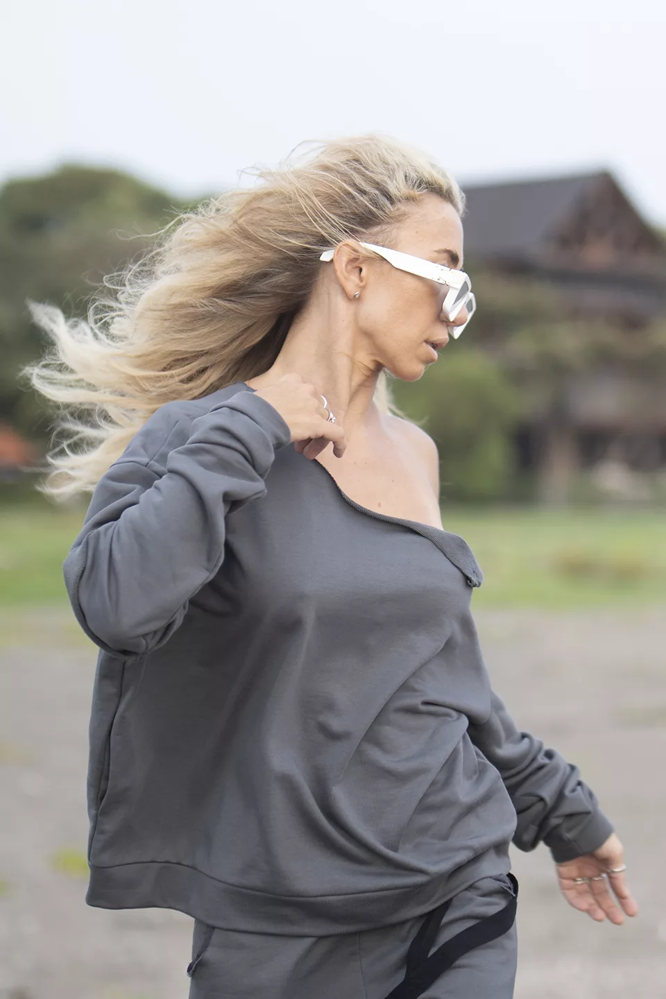 Sweater with open shoulder on a button - Image 11