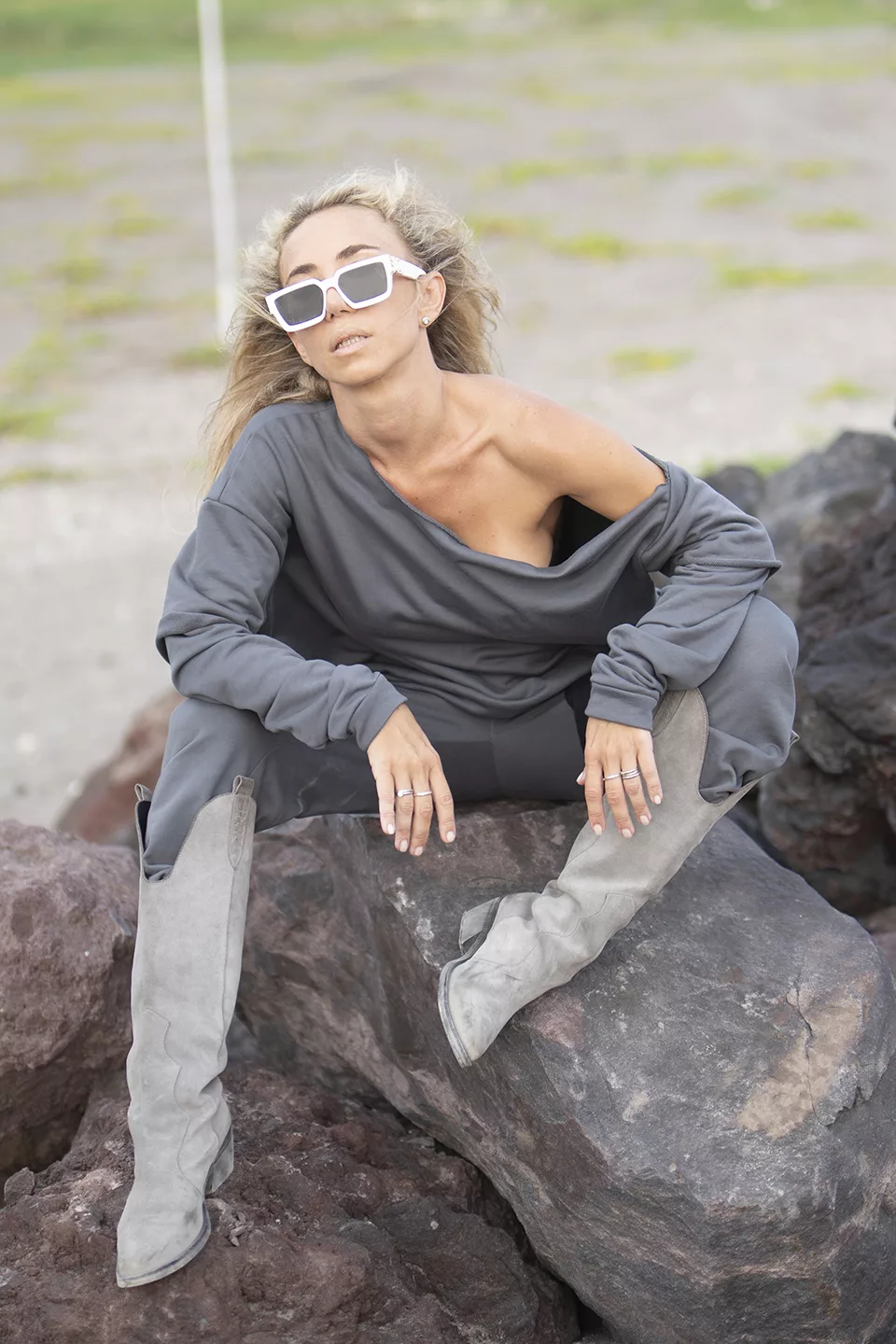 Sweater with open shoulder on a button - Image 9