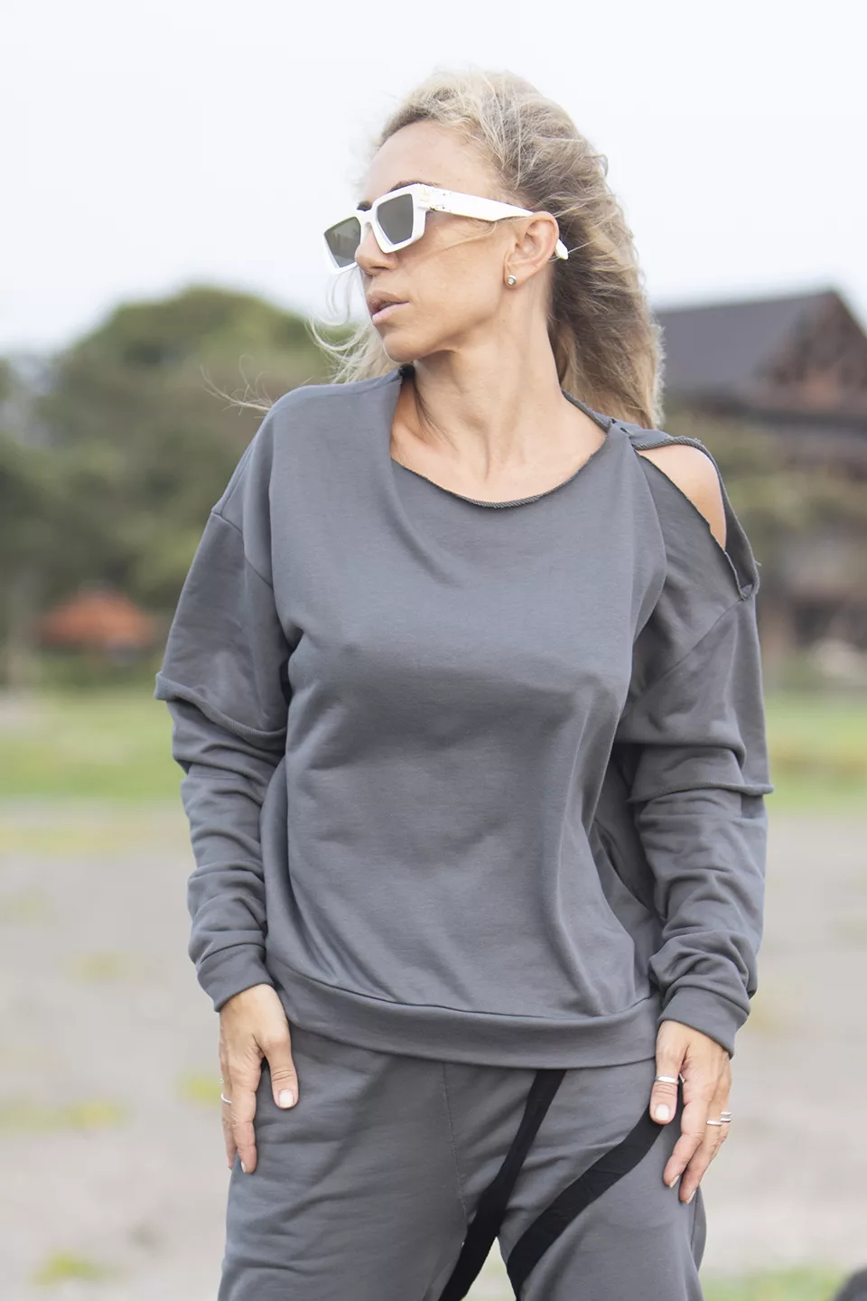 Sweater with open shoulder on a button - Image 7