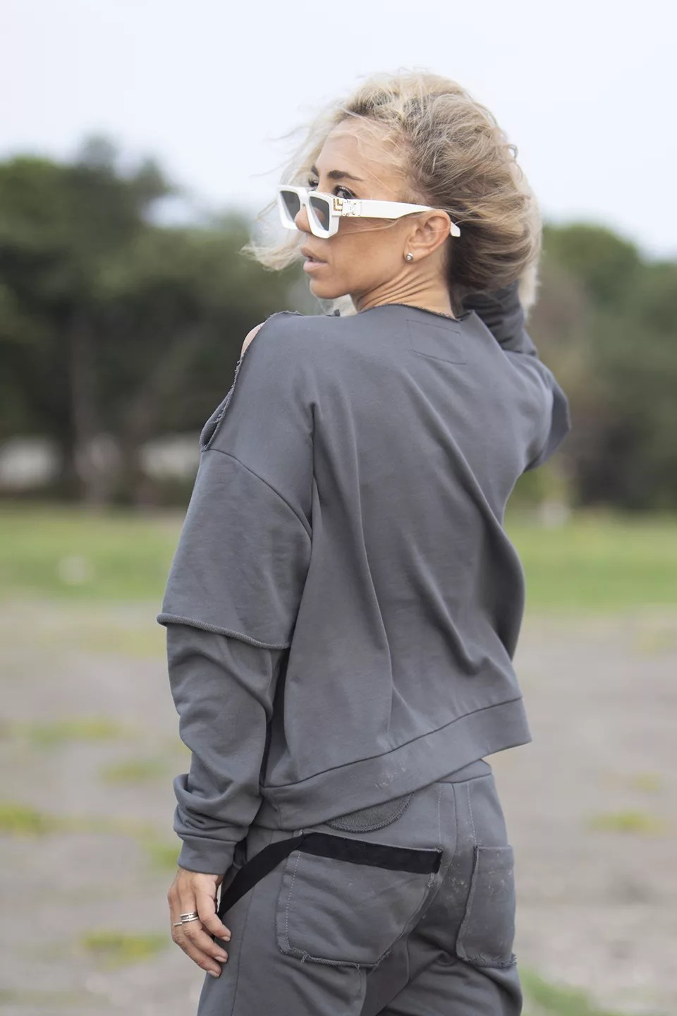 Sweater with open shoulder on a button - Image 5