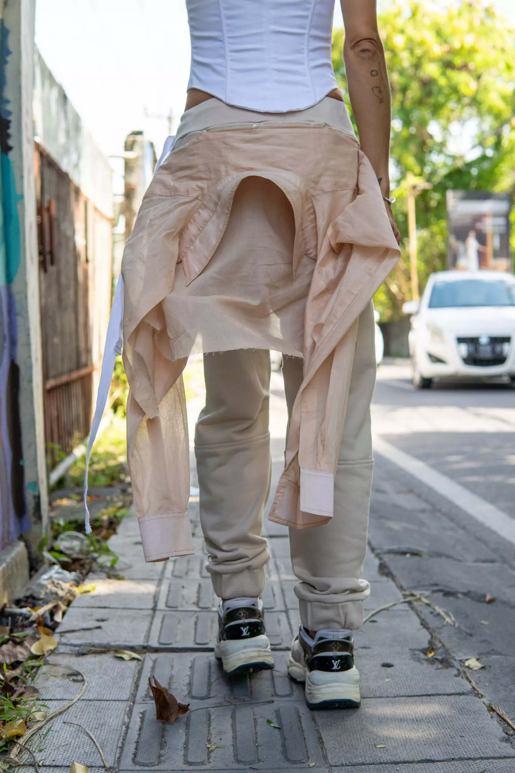 Beige pants with a button-up shirt - Image 8