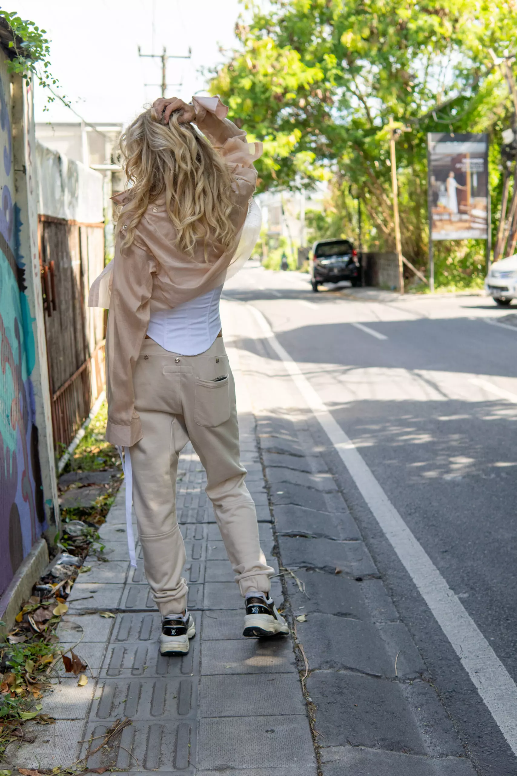 Beige pants with a button-up shirt - Image 7
