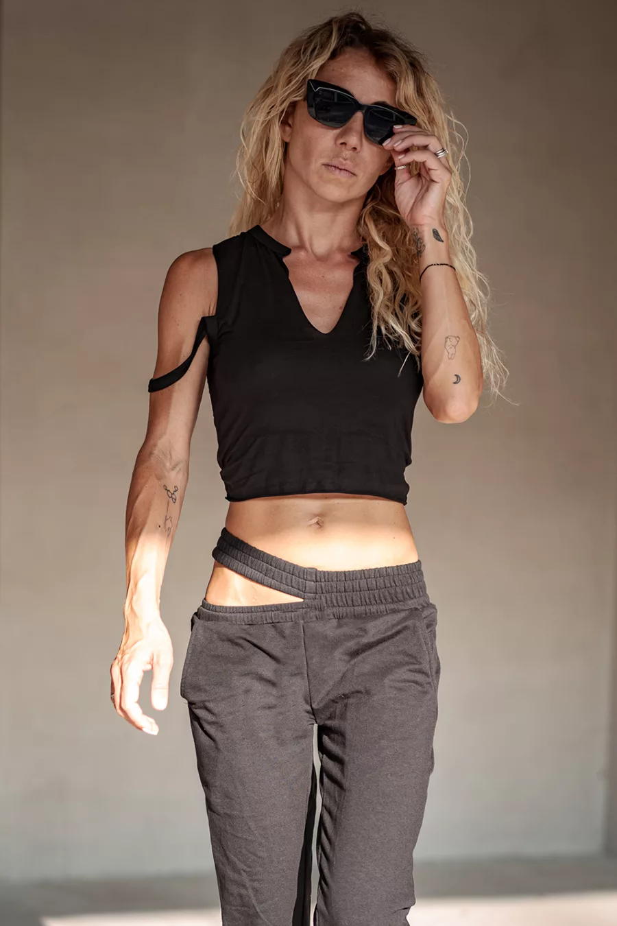 Pants with a torn belt - Image 5