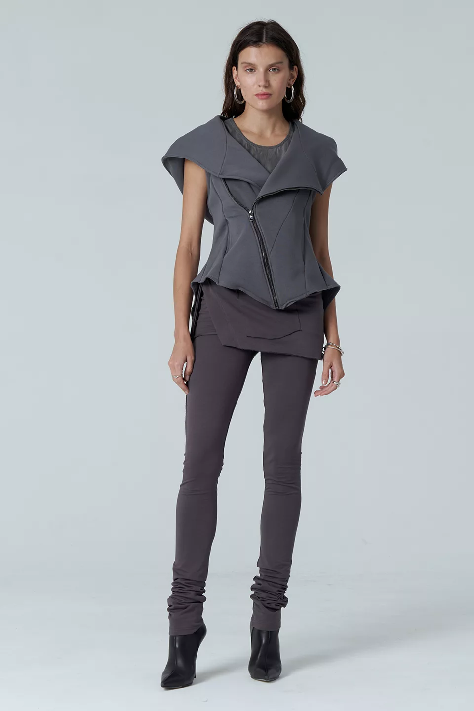 Insulated vest of grey color