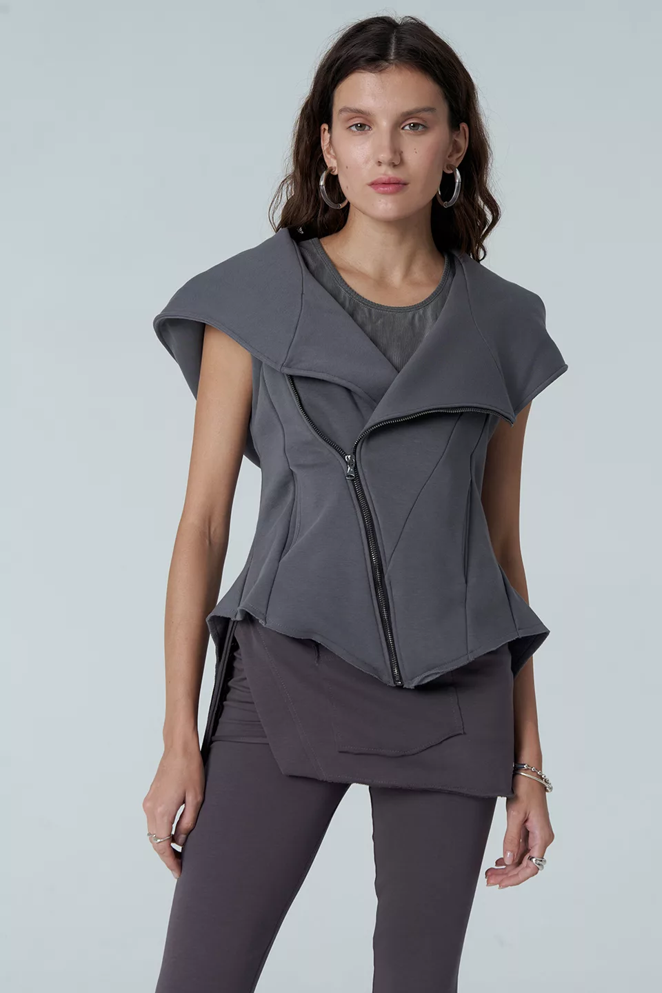 Insulated vest of grey color - Image 5