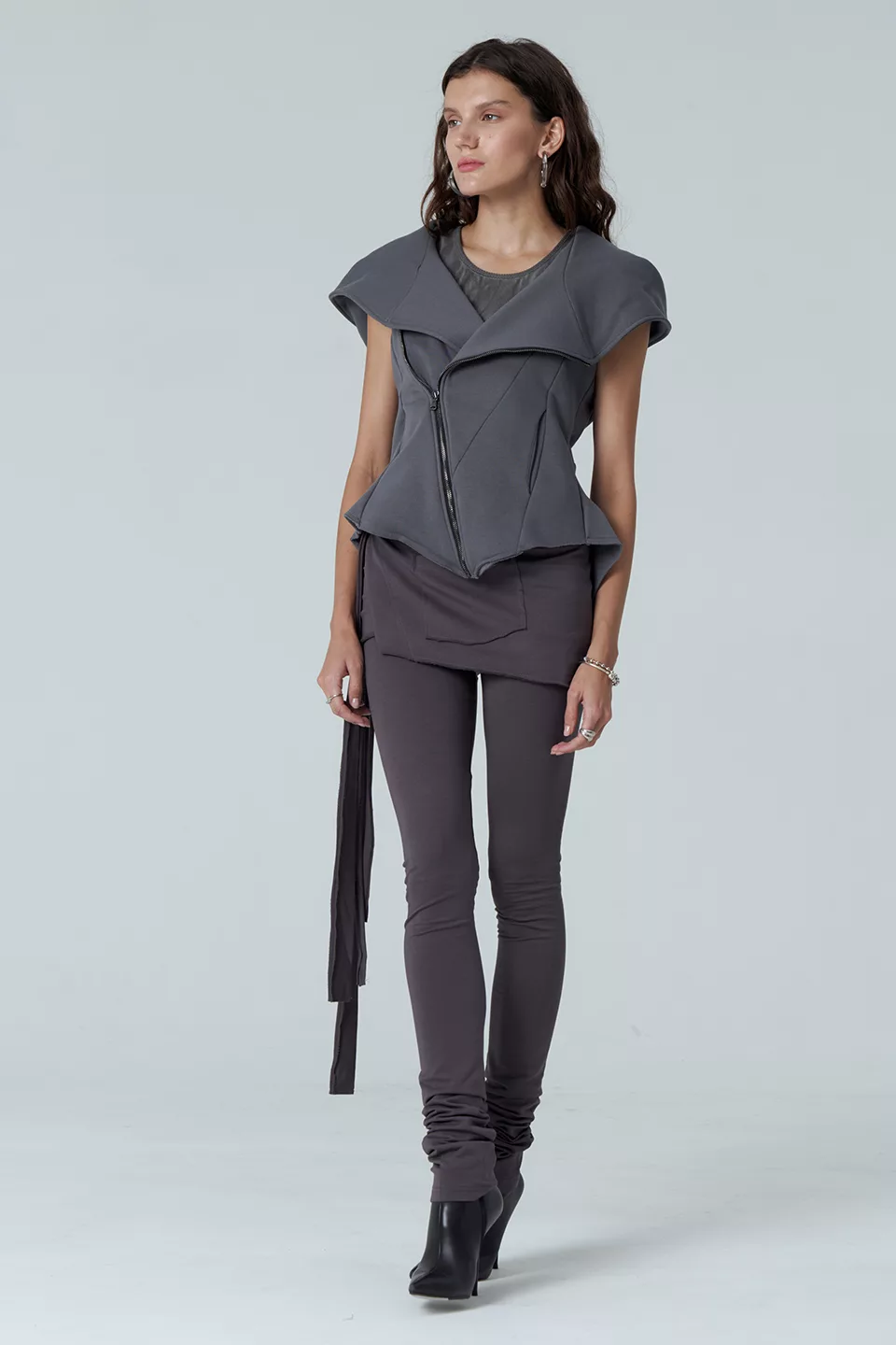Insulated vest of grey color - Image 7