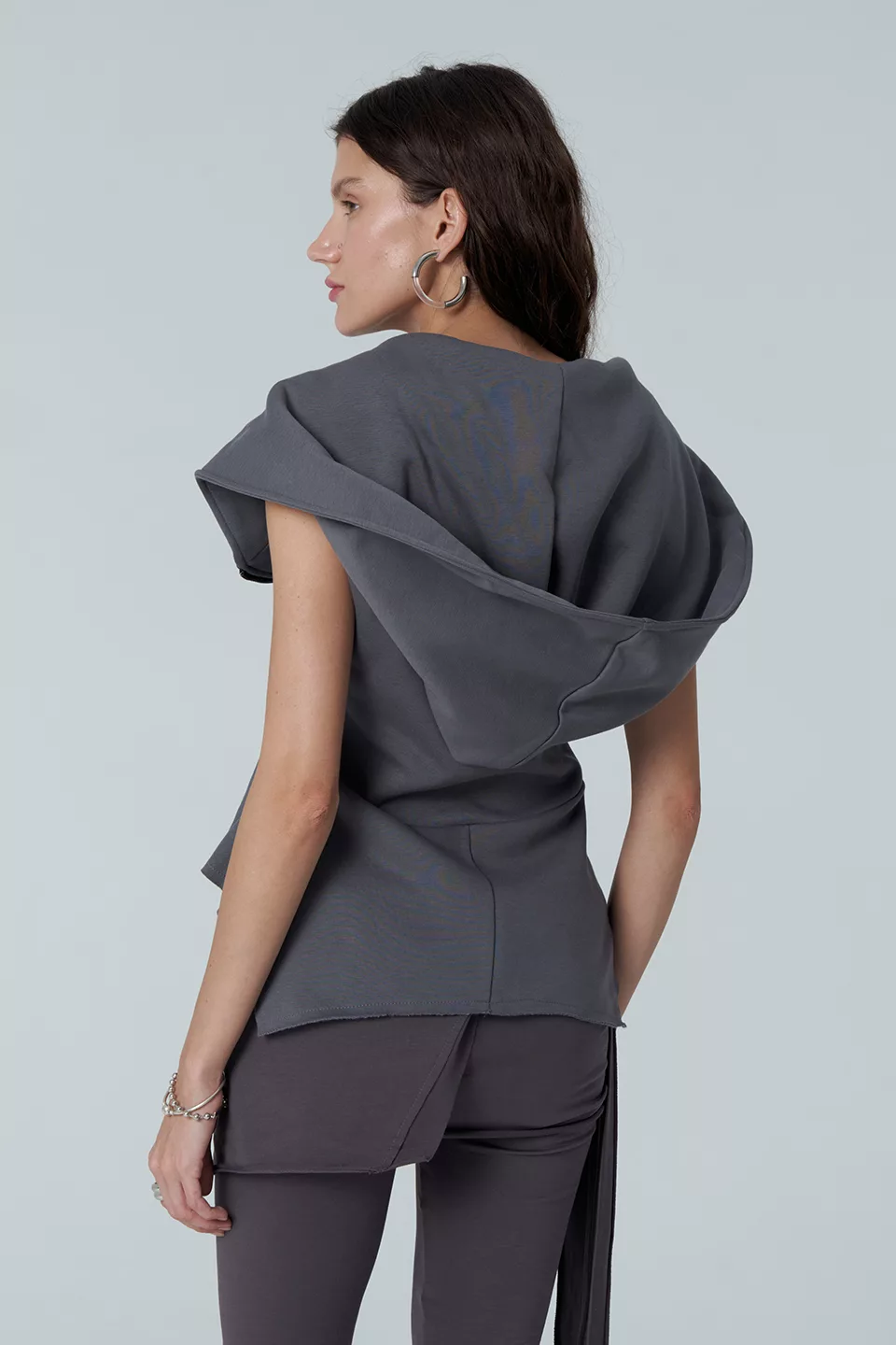 Insulated vest of grey color - Image 3